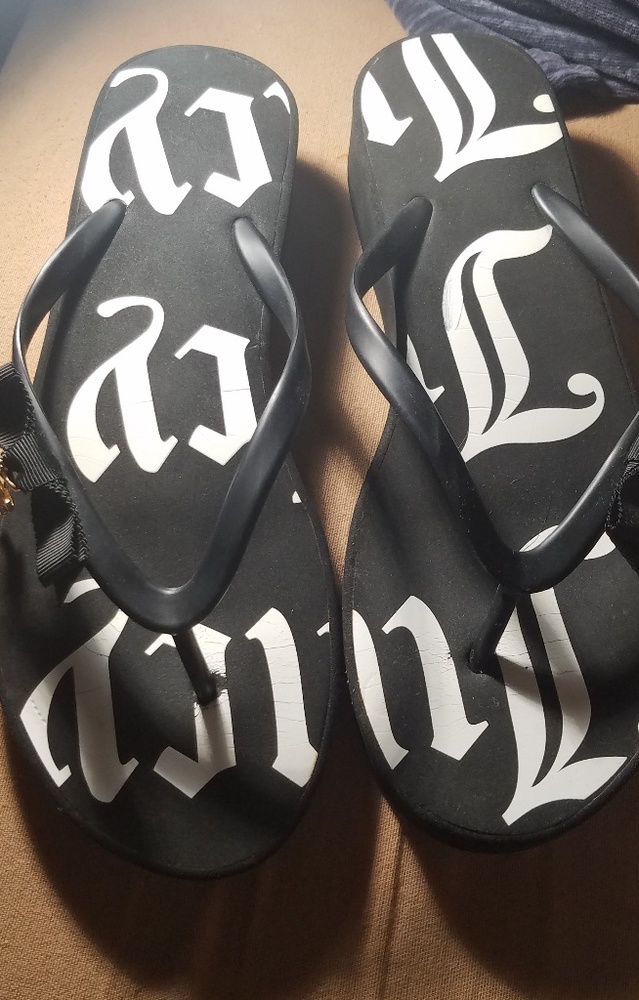 Juicy couture weadged flip flops